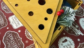 Деревянная коробка в форме сырного клина