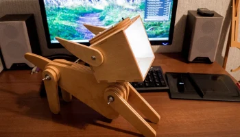 Макет "Милая деревянная собака дизайн регулируемая настольная лампа"