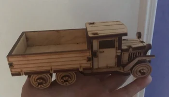 Деревянный игрушечный грузовик