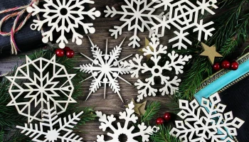 Макет "Деревянные новогодние украшения снежинки дерево висячие украшения"