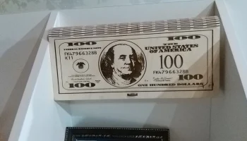 Макет "Деревянная шкатулка для денег 100 долларов"