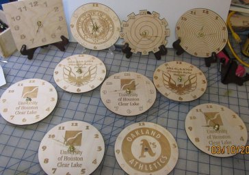 Макет "Гравированные деревянные часы с логотипами" 1