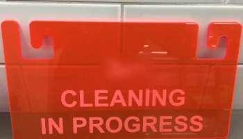 Очистка знака посудомоечной машины в процессе очистки акрила
