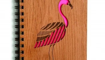 Макет "Деревянная обложка для ежедневника с гравировкой и украшением в виде фламинго"