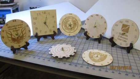 Макет "Гравированные деревянные часы с логотипами" 0