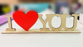 Макет "Деревянные буквы I love you с красной формой сердца на подставке"