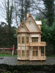 Макет "Деревянный готический дом мини двухэтажный кукольный домик" 0