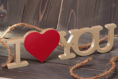 Макет "Деревянные буквы I love you с красной формой сердца на подставке" 1