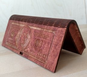 Макет "Деревянная шкатулка для денег из 100 долларовых купюр" 1
