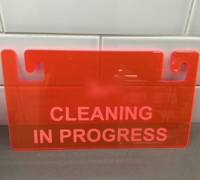 Макет "Очистка знака посудомоечной машины в процессе очистки акрила" 0