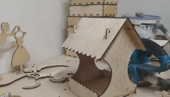 Макет "Декоративная деревянная кормушка для птиц"