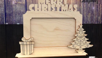 Макет "Деревянная фоторамка merry christmas с выгравированным деревом и подарочной коробкой"