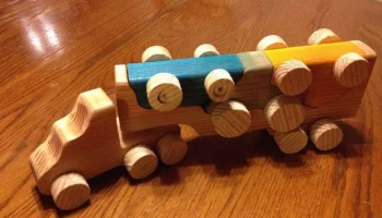 Макет "Деревянный игрушечный грузовик со съемными игрушечными машинками шаблон"