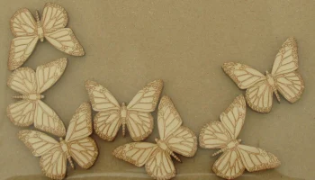 Макет "Выгравированные деревянные фигуры бабочек"