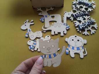 Макет "Подарочная коробка с лентой Новогодняя елка гравировка снежинка игрушки обезьяна динозавры жи 4
