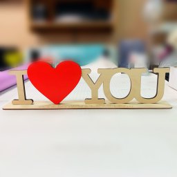 Макет "Деревянные буквы I love you с красной формой сердца на подставке" 0