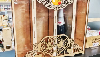 Макет "Деревянная коробка для вина с двумя бутылками и двумя бокалами"