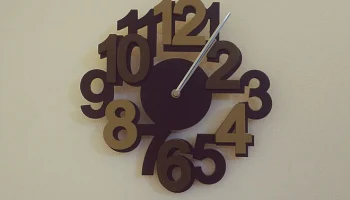 Макет "Современные настенные часы с жирными цифрами"