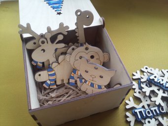 Макет "Подарочная коробка с лентой Новогодняя елка гравировка снежинка игрушки обезьяна динозавры жи 0
