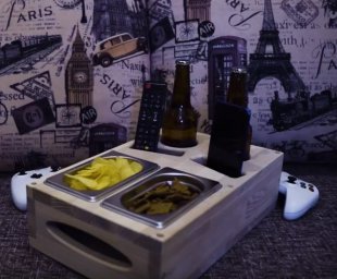 Макет "Держатель для напитков на диване Подставка для напитков в телевизионной комнате" 0