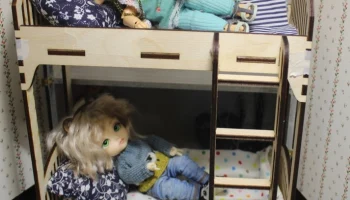 Макет "Кроватка для кукольного домика с лестницей"