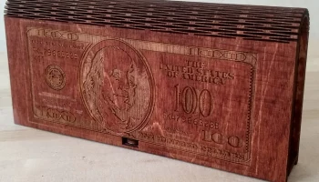Макет "Деревянная шкатулка для денег из 100 долларовых купюр"