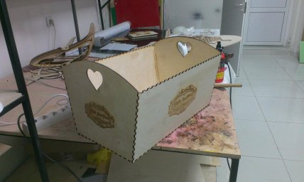 Макет "Деревянная подарочная коробка корзина с сердцем" 0