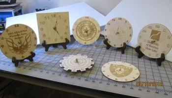 Макет "Гравированные деревянные часы с логотипами"