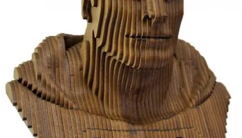 Макет "Скульптура головы супермена слоистая деревянная"