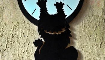 Настенные часы в виде наглого кота