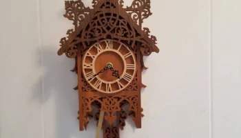 Макет "Деревянные декоративные настенные часы с маятником"