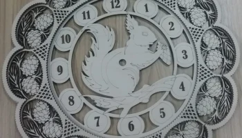 Макет "Деревянные декоративные настенные часы с белкой"