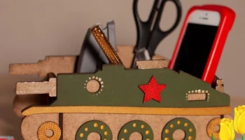 Макет "Деревянный настольный органайзер в форме танка"